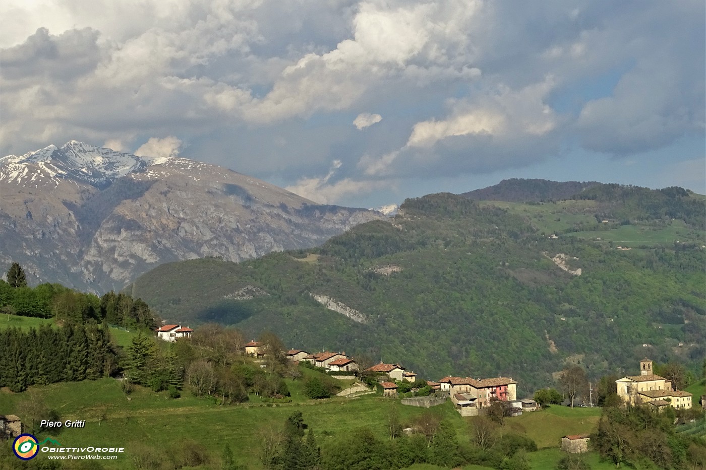 150 Vista su la Pianca con sullo sfondo Vaccareggio a dx e Menna a sx.JPG